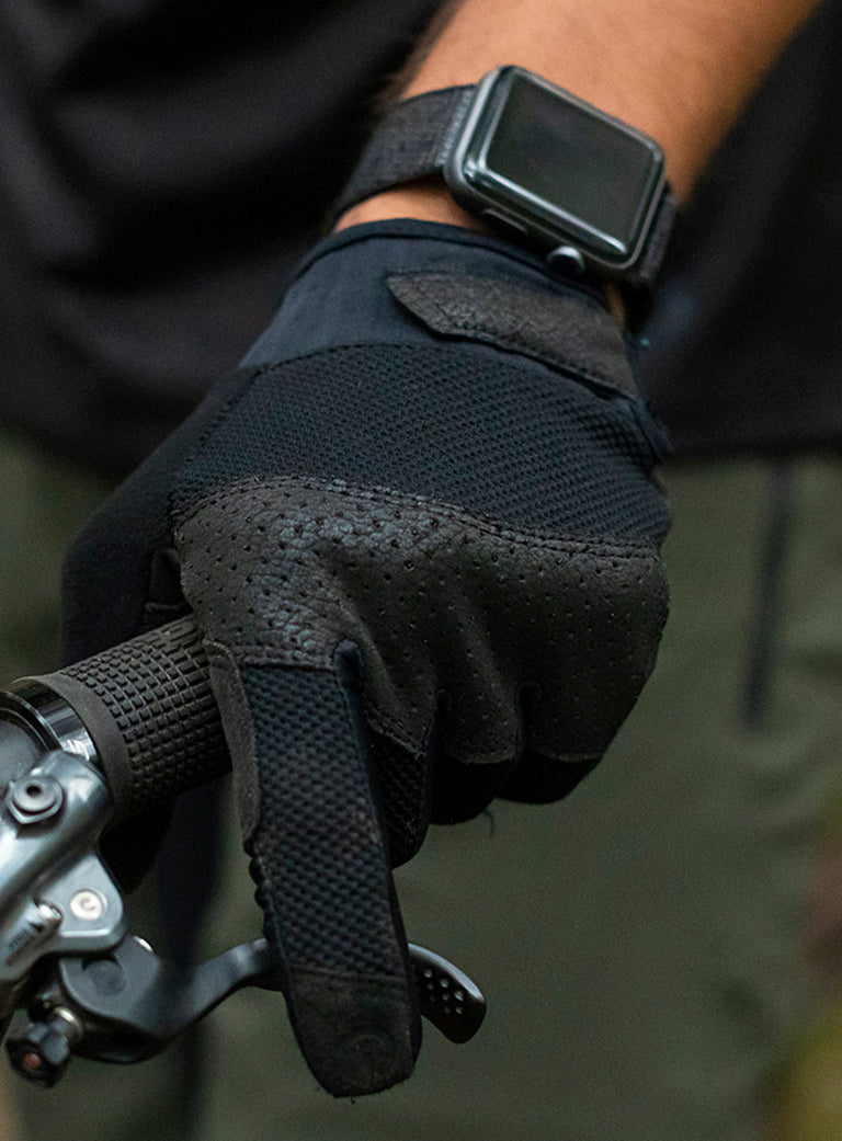 Close Up Picture of Black PEARL iZUMi Gloves