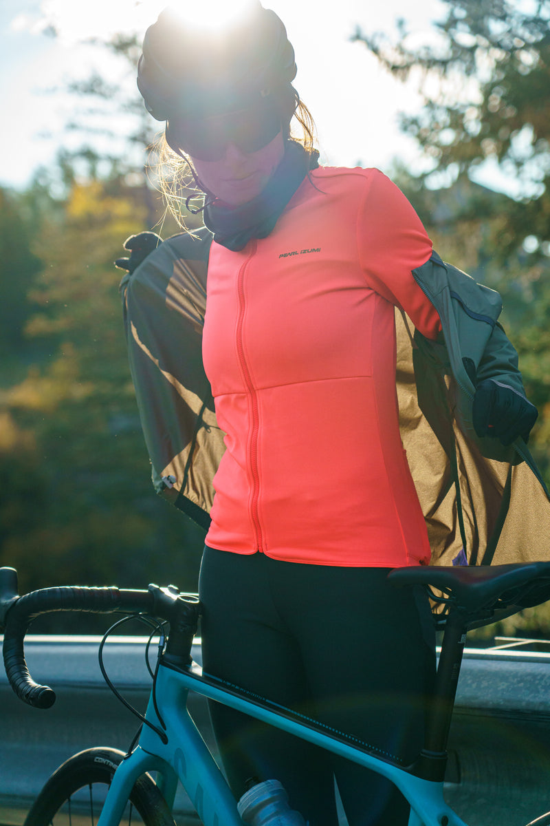 Cyclist in PEARL iZUMi Quest road kit