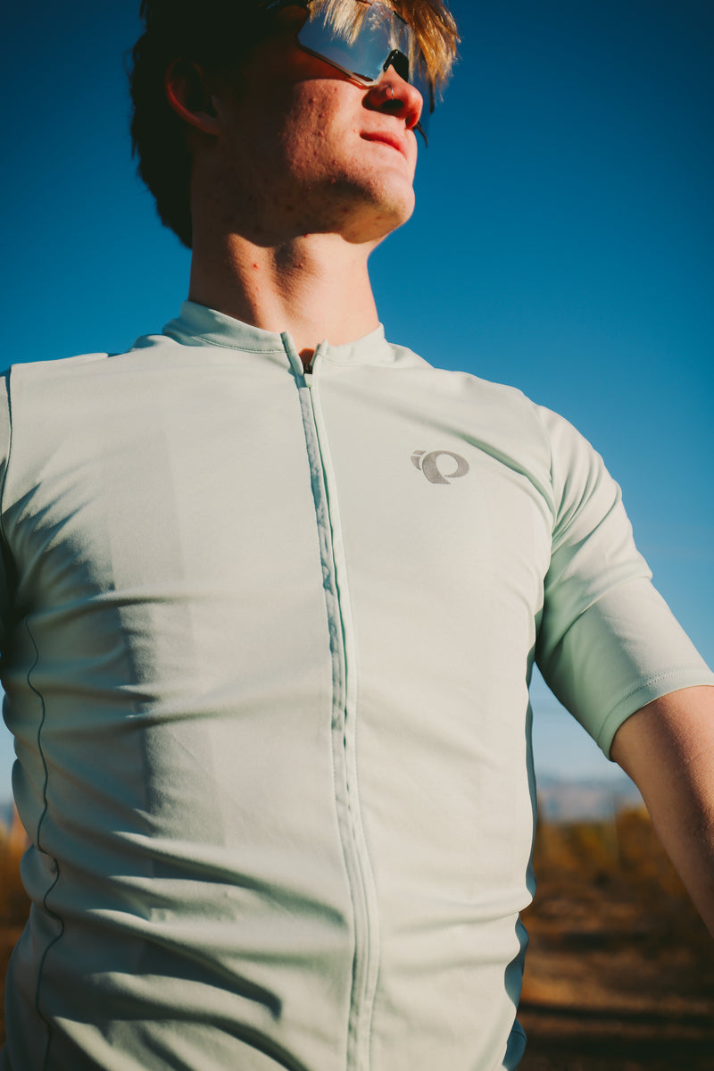 Cyclist in PEARL iZUMi Attack road kit